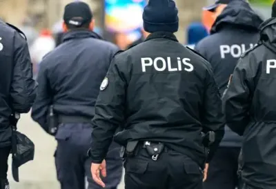 Krvavi napad nožem: Povređeni policajci i civili, dramatične scene na ulici