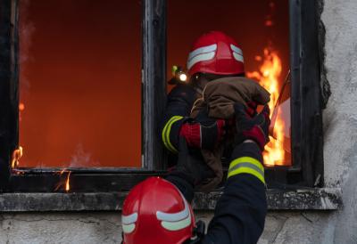 (FOTO)"Dete sam poslala kod dede" Izgorela kuća u selu kod Čačka: Tročlana porodica ostala bez ičega