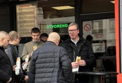Vučić u Novom Sadu: Jutarnji "indeks" sendvič sa Milošem i njegovim sinovima, sad zajedno među Krajišnike na sajam