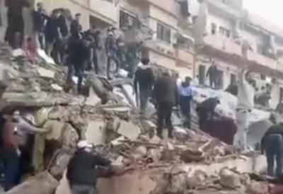 (VIDEO) Urušila se višespratna zgrada, ima mrtvih: Spasilački timovi i dalje kopaju po ruševinama, stanovnici se dugo žalili na zapostavljanje i lošu infrastrukturu