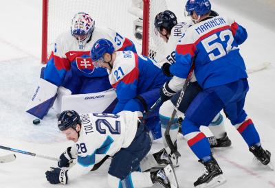 POČEO HOKEJAŠKI TURNIR: Slafkovski i Slovačka srušili olimpijskog šampiona