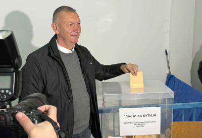 Petković glasao na svom biračkom mestu u Boru: Nosilac liste "Aleksandar Vučić-Bor, naša porodica" obavio građansku dužnost (FOTO/VIDEO)
