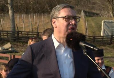 VUČIĆ OBILAZI SELO KOTRAŽA U LUČANIMA, VELIKI BROJ LJUDI SE OKUPIO DA GA POZDRAVI Stiže vodovod i putevi! Ljudi iznose zahteve predsedniku