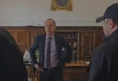 Upad u rektorat! Rektor pokušao da se sakrije iza diplomate: Tužioci češljaju sve - nema više nedodirljivih