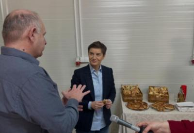 "Srbija mora da nastavi da radi" Brnabić u porodičnoj pekari Maksimil u selu Đerac: Lučani i Srbija su naša porodica