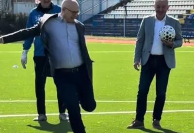 (VIDEO) Vučević sve oduševio maestralnim golom i to u odelu: Lider SNS-a u poseti FK 