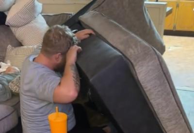 Kupili su polovni kauč pa čuli neobične zvuke iz njega: Šokirali su se kad su otkrili šta je unutra