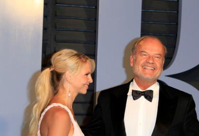 GLUMAC SE ŽENIO ČETIRI PUTA, A U 71. GODINI DOBIO OSMO DETE: Sada ovako uživa sa dve i po decenije mlađom partnerkom