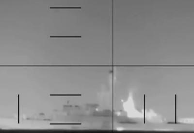 Ovako su Ameri potopili iransku fregatu: Dramatičan snimak, od siline eksplozije ratni brod odskočio (VIDEO)