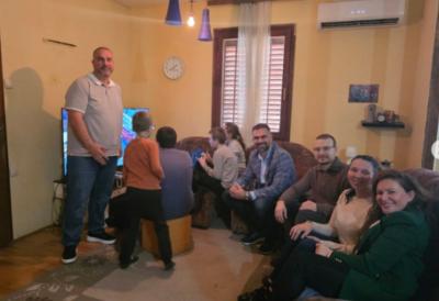 (FOTO)  “Zajedno gradimo jači i bolji Novi Sad!” Mićin i Vučević posetili samohranu majku četvoro dece u Kisaču: Odano i predano služiti sugrađanima je najveća privilegija