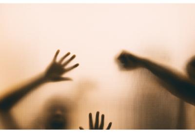 Brutalno vršnjačko nasilje: Tukli dečaka dok je devojčica snimala - Zbog onoga što se čulo u pozadini, svi su se skamenili