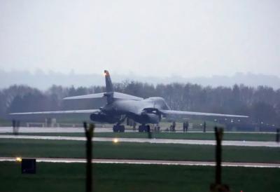 Snimljen je trenutak u kojem najbrži američki bombarder sleće u bazu: Ima napredne sisteme koji pomažu u gađanju neprijatelja (VIDEO)