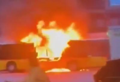 PRVI SNIMCI HORORA: Muškarac se zapalio u autobusu, a ovo je BILANS MRTVIH - stigle zastrašujuće vesti, scene su jezive