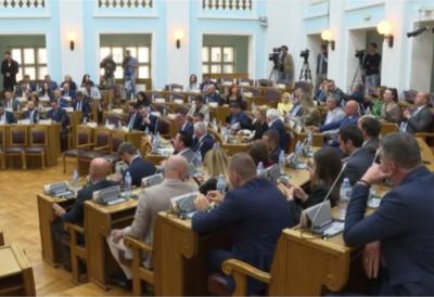 Žestoko u skupštini Crne Gore: Prekinuta sednica nakon što su poslanici DPS-a opkolili sto predsedavajućeg