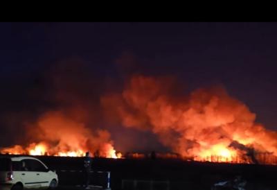 Jeziv prizor između Beočina i Rakovca: Vatra se rasplamsava, buktinja se vidi desetinama kilometara (VIDEO)