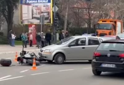 Žestoka saobraćajna nesreća u centru grada: Motocikl potpuno smrskan (VIDEO)