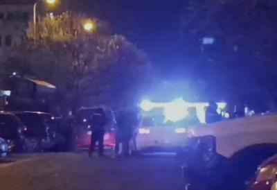 Prvi snimak sa mesta pucnjave u Zemunu: Policija pretražuje teren i vozilo upucanog, od napadača ni traga ni glasa (VIDEO)