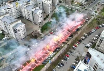 Baklje gore, predsednik Srbije dolazi na najmasovniji skup: Pogledajte kako je Vučić pozdravljen na putu do Beogradske arene