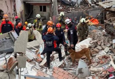 (FOTO/VIDEO) Zgrade se srušile u sekundi: Spasioci kopaju kroz ruševine u potrazi za preživelima - Misterija urušavanja u Istanbulu