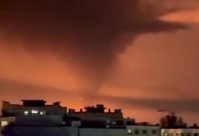 OTROVNI OBLAK PREKRIO GRAD: "Naftna kiša" posle bombardovanja ugrozila VIŠE MILIONA LJUDI, stanovnici prijavljuju jezive simptome (VIDEO)