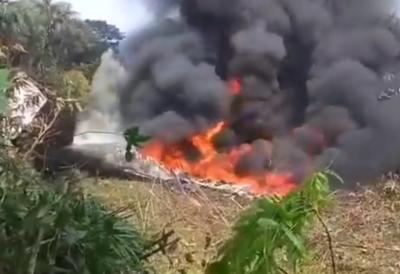 Srušio se avion, ne zna se koliko ima mrtvih: Isplivao dramatičan snimak sa lica mesta - sve bukti (VIDEO)