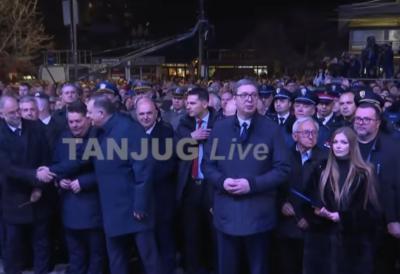 DAN SEĆANJA NA STRADALE U NATO AGRESIJI Građani počeli da se okupljaju na platou Narodnog muzeja u Vranju, prisustvuje i predsednik Vučić