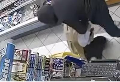 Odjeknuli rafalni pucnji u prodavnici: Hrabra Mostarka se uhvatila u koštac sa lopovom koji je nosio automatsku pušku - Bacio je na pod pa usledila strašna borba (VIDEO)