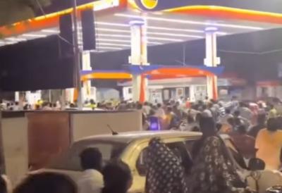 Potresi na Bliskom istoku stižu do Indije: Kilometarski redovi ispred benzinskih stanica nakon skoka cene goriva (VIDEO)