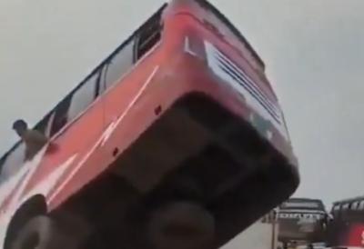 (VIDEO) Autobus pun putnika pao u reku - Vozač izgubio kontrolu, najmanje 24 mrtvih