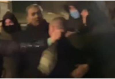 Snimak ZVERSKOG PREMLAĆIVANJA SNS aktiviste u Boru: Desetorica blokadera na njega jednog, scene iživljavanja su gnusne (VIDEO)