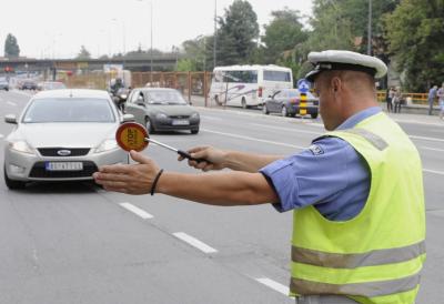 Sa dozvolom za B kategoriju više ne smete da vozite ovo autom pozadi? Zbunjeni vozači u Srbiji plaćaju OGROMNE KAZNE jer nisu primetili promenu zakona