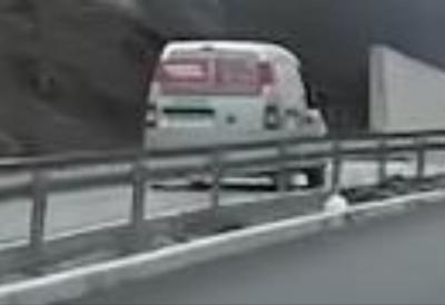 Stravična scena sa juga Srbije: Vozač upalio sva četiri i vraća se unazad (VIDEO)