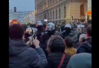 Divljaštvo ispred Rektorata ne jenjava: Blokaderi nadapaju policiju, skandiraju terorističkoj UČK!
