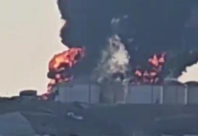 (FOTO/VIDEO) Gori skladište nafte u Omanu: Bespilotne letelice digle u nepregledni plamen rezervoare u luci