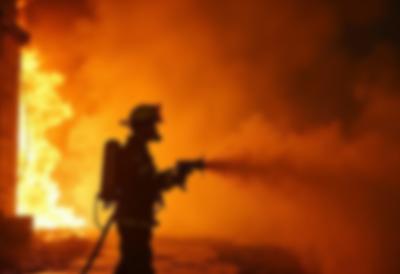 U izgoreloj kući pronađeno telo muškarca: Vatrogasci zatekli jeziv prizor, telo hitno prebačeno na obdukciju