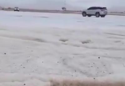 (VIDEO) Delovi UAE prekriveni snegom, neverovatni prizori iz pustinje: Jaka kiša i grad zabeleli gradove, sloj leda visok čak 46 centimetara - putevi i okolina pod vodom