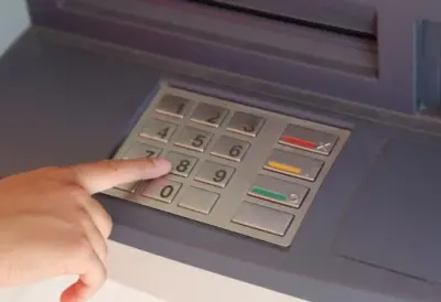 Bankomati nisu bezbedni: Ovaj jednostavan trik prevaranata može vas ostaviti bez kartice i novca