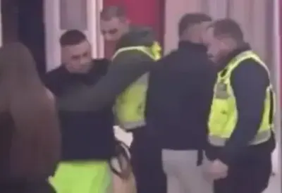 Obezbeđenje izvelo Bebicu iz Bele kuće - napravili živi zid oko njega (VIDEO)