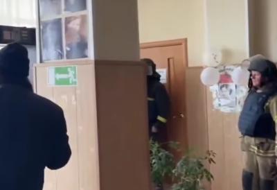 (VIDEO) Ogromna drama, tragedija izbegnuta za dlaku: Ukrajinski dron uništen tokom susreta guvernera Gladkova sa lokalnim stanovništvom Belgorodske oblasti - zabeležene šokantne scene