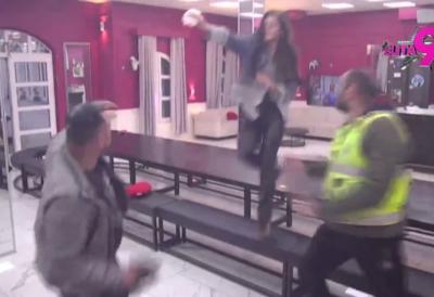 Demolirali Belu kuću: Bora Santana u ratu do istrebljenja sa Anastasijom i Boginjom, obezbeđenje nemoćno - prete im jezive kazne