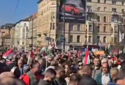 (FOTO/VIDEO) Ozbiljno se zahuktava pred parlamentarne izbore: Dve suprotstavljene struje prikupile ogroman broj pristalica na ulicama prestonice - ovo su trenutna predviđanja za pobedu