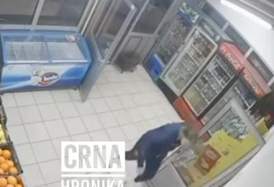 Drama u Mostaru: Naoružani pljačkaš upao u radnju, kamera snimila poznatog pevača kako u panici napušta objekat
