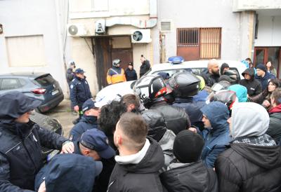 Napeto u Crvenki: Pristalice opozicije i dalje okupljene ispred prostorija SNS-a, došlo do sukoba sa policijom (FOTO)