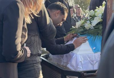 Ovaj detalj sa sahrane je svima zapao za oko: Evo zašto su na sanduku brata Darka Lazića bili plavi peškiri - Reč je o narodnom običaju sa jakom simbolikom