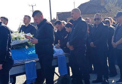 Darko Lazić jedva stoji na nogama i jeca, neutešan pored sanduka svog brata: "Zar ovako da te ispraćam oči moje najlepše"