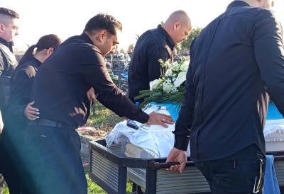 Ćutke stajao među okupljenima: Pevač sa šestoro dece mnogima promakao na sahrani brata Darka Lazića (FOTO)