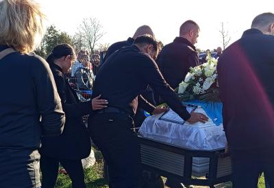 Nastala pesma za Darkovog preminulog brata, a na reči bi i kamen zaplakao: "Crni oblak nadvio se...da l