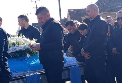 Cela povorka jeca posle bolnih reči Darka Lazića: Naslonjen na kovčeg brata, jedva hoda, izustio rečenicu od koje su se svi slomili