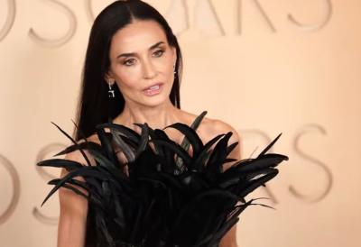 PREMRŠAV IZGLED Demi Mur na dodeli Oskara u prvom planu - alarmirala i LEKARE, ali oduševila je sve haljinom sa PAUNOVIM PERJEM