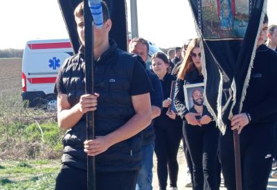 "Dete moje, ne dam te iz kuće! Što mi ideš?" Iznet kovčeg sa telom Dragana Lazića - ceo Brestač grca u suzama